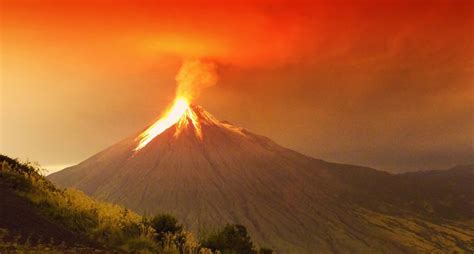 Volcán Tungurahua en Ecuador, nuevamente en erupción - National Geographic en Español