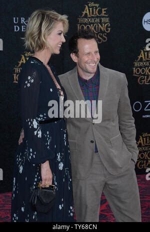 Jenna Elfman & husband Bodhi Elfman attend the 32nd Annual People's ...