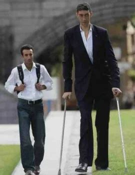 Solve Sultan Kösen – Tallest Man On Earth jigsaw puzzle online with 12 pieces