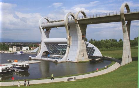 Photographs and location map of the Falkirk Wheel rotating boat lift ...