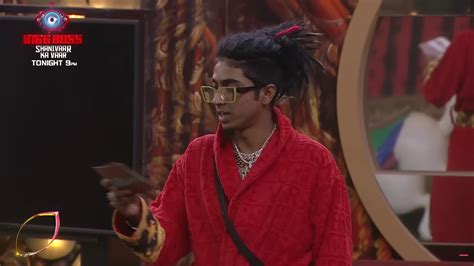 What kind of chapri fashion is this? Is his stylist also a chapri? : r/BiggBossUncensored