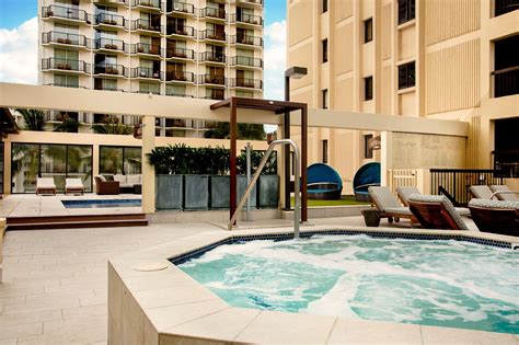 Aston Waikiki Beach Tower Pool Pictures & Reviews - Tripadvisor