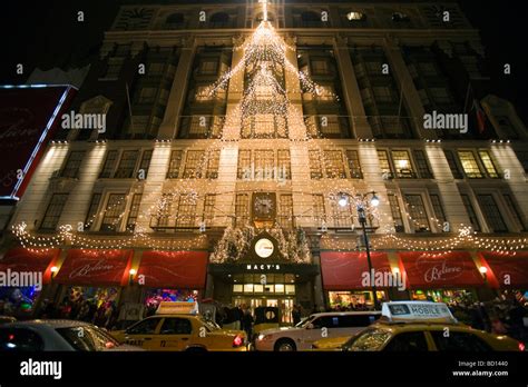 Christmas macy store herald square hi-res stock photography and images ...