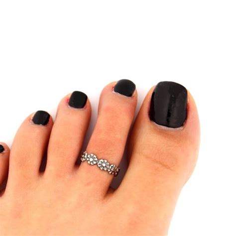 Shopping for toe rings that are simple yet chic? This silver toe ring ...