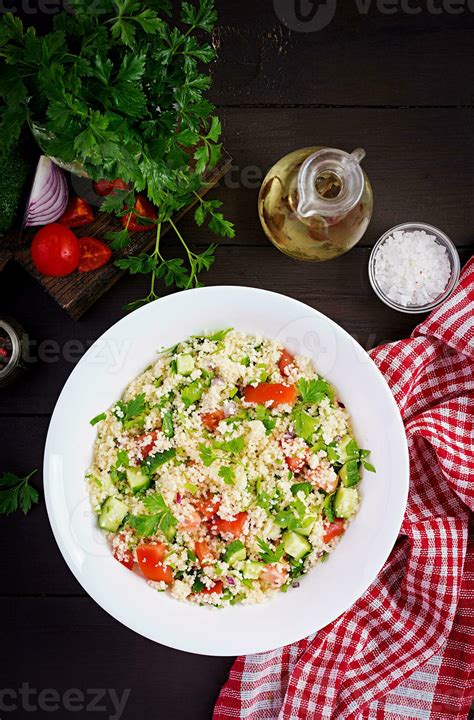 tradicional libanés ensalada tabulé. cuscús con perejil, tomate, pepino, limón y aceituna aceite ...