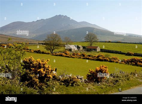 Old farm buildings ireland hi-res stock photography and images - Alamy