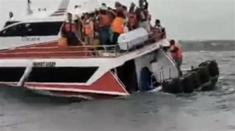 Terrified tourists forced to abandon sinking boat in Bali - WYZA