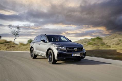 2024 Volkswagen Touareg Hybrid - Rory Walliw