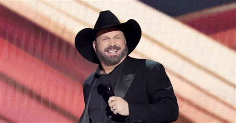 Garth Brooks Commits To Selling 'Every' Beer At New Bar - Comic Sands