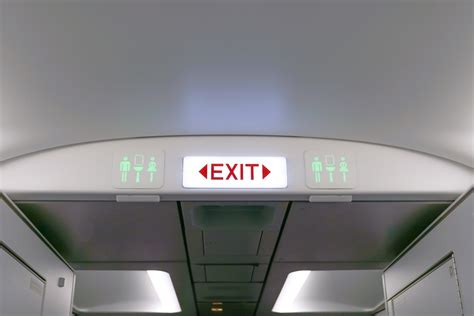 Airplane Bathroom Etiquette: 8 Things Not to Do | Airfarewatchdog Blog