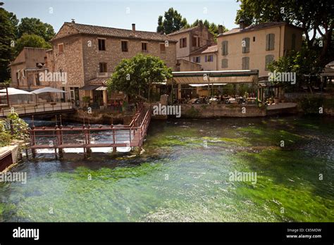 Fontaine-de-Vaucluse: Spring's Green Waters Stock Photo - Alamy