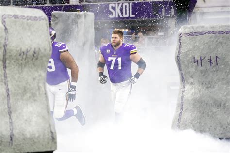 Minnesota Vikings surprisingly release LT Riley Reiff