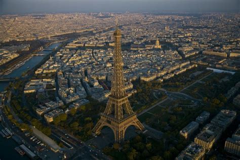 La Tour Eiffel vue du ciel - Découvrez de SUPERBES photos aériennes de ...