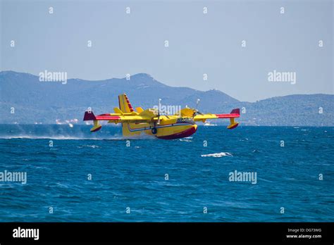 Firefighting water bomber plane hi-res stock photography and images - Alamy