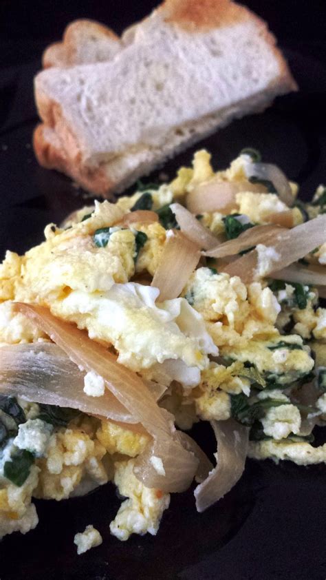 Rebecca's Amazing Creations: Spinach Feta Scrambled Eggs