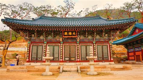 A visit to the Jinkwansa Temple in Seoul Korea - YouTube