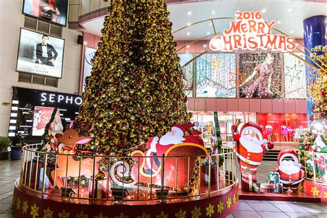 The Christmas Tree At Night In The Shopping Mall Is Cosy And Dre ...