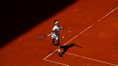 Roger Federer Grinds to Win on Clay, With Help From a Serve-and-Volley ...