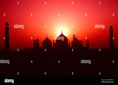 Pakistan. Lahore. Badshahi Imperial Mosque. Sunrise Stock Photo - Alamy