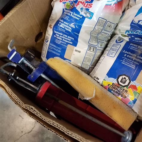 3 BAGS OF SANDED GROUT, 3 BAGS UNSANDED GROUT, AND CAULKING GUNS - Big Valley Auction