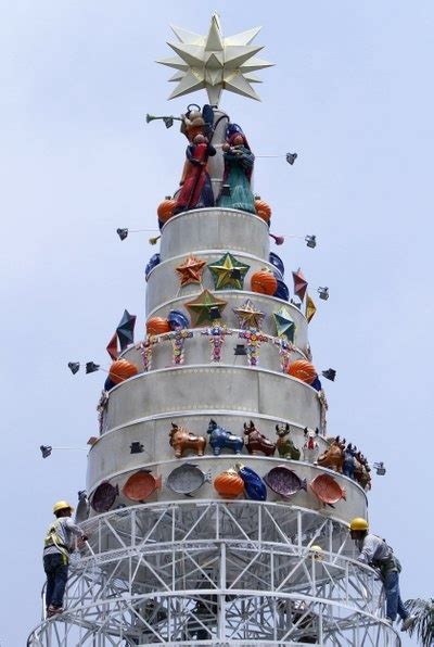 Christmas tree decorated with Peruvian handicrafts at the main square ...