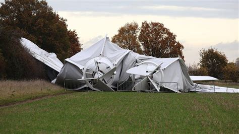 Airlander 10: World's longest aircraft collapses at Cardington - BBC News