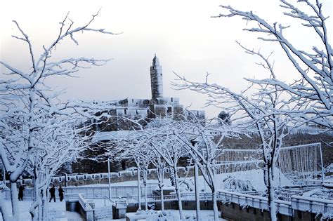 Jerusalem paralyzed by snowfall « Crescent City Jewish News