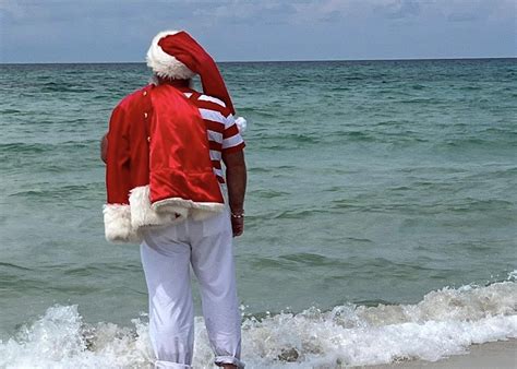 Adorable Photos Show Santa Claus Enjoying the Beach