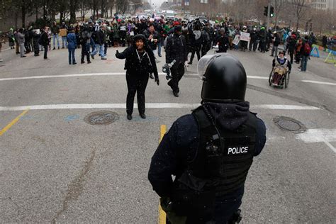 Protested and provoked, police show restraint in Ferguson - CSMonitor.com