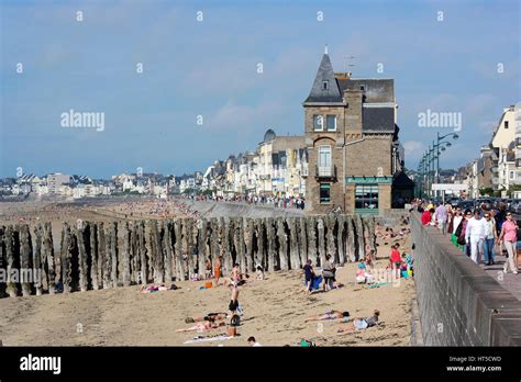 Saint malo beach hi-res stock photography and images - Alamy