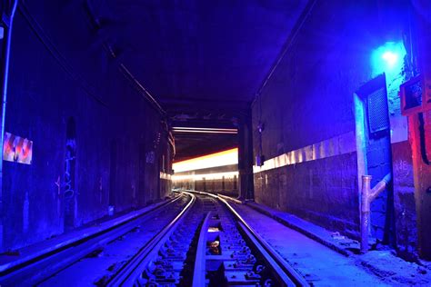 Inside a NYC Subway Tunnel below the streets of Manhattan [6000x4000] | Scene background, Nyc ...