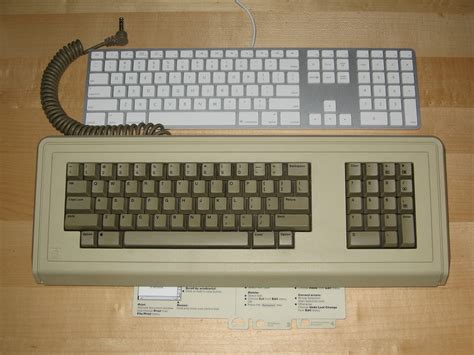 Apple Keyboard vs. Apple Lisa Keyboard (circa 1983) | Flickr