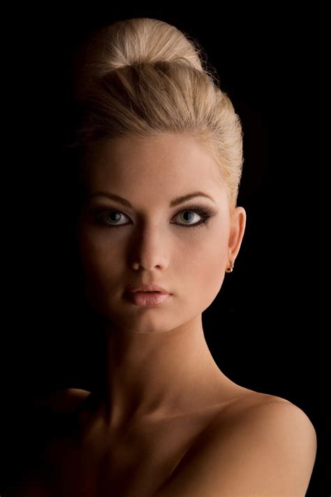 Amazingly Beautiful Women's Close up Pictures With Charming Look