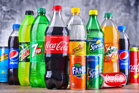 Botellas de marcas globales de refrescos 2024