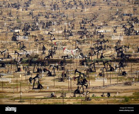 Oil fields of Kern County Stock Photo - Alamy