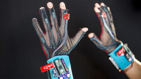 Gloves that can translate sign language into text or speech - Microlink