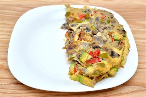 How to Make a Vegetable and Cheese Omelet: 10 Steps