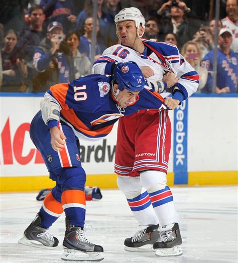 Two Late Goals Lift Rangers Over the Islanders - The New York Times