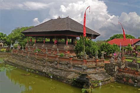 KlungKung Palace in Bali - Tammilee Tips