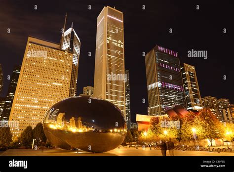 Chicago bean night skyline hi-res stock photography and images - Alamy