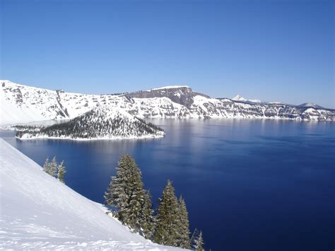 File:Crater Lake in winter.jpg - Wikimedia Commons