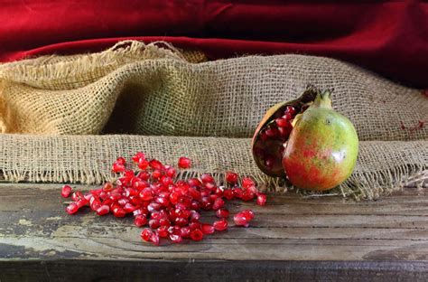 Fruta de romã aberta com sementes Foto stock gratuita - Public Domain Pictures