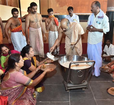 Anna Prasadam resumes at Udupi Sri Krishna Matha - The Canara Post