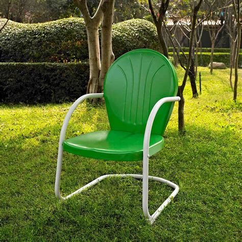 These Retro-Style Metal Lawn Chairs Are Just What Your Patio Needs