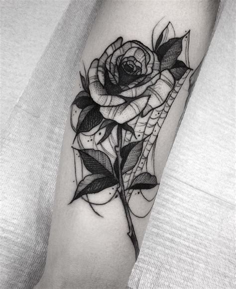 Black Rose Tattoo - InkStyleMag | Schwarze rose tattoos, Rose tattoo ideen, Rose tattoo ärmel