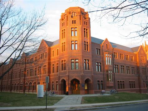 A universidade de Yale, dos Estados Unidos, está concedendo uma bolsa ...