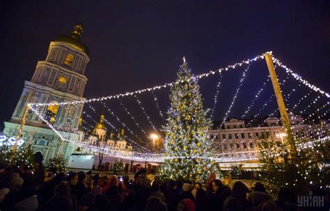 Ukraine's main Christmas tree lit up in Kyiv (Photos) | UNIAN