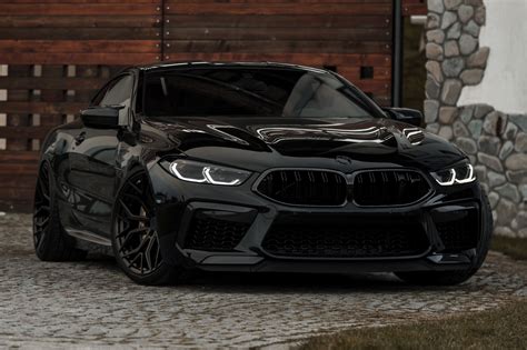 BMW M8 Competition: Schwarz, Schwarz & ein KW V4-Fahrwerk