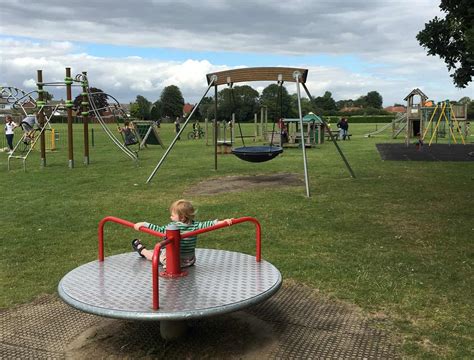 Playgrounds, play parks and play areas with a Football Goal nearby - freeparks.co.uk