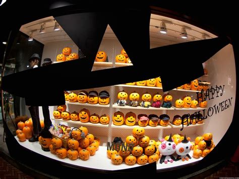 25 Examples of Halloween Displays to Inspire Your Retail Store - Small ...